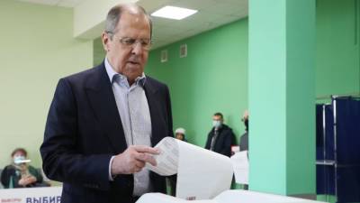 Сергей Лавров - Сергей Лавров проголосовал на выборах в Госдуму РФ в московской школе - 5-tv.ru - Москва - Россия