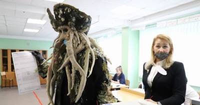На Камчатке голосовать на выборах в Госдуму пришел "пират Дейви Джонс" (фото, видео) - focus.ua - Россия - Украина - Камчатский край - Мадагаскар