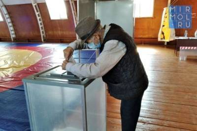 80-летний аксакал проголосовал на выборах в одном из сёл южного Дагестана - mirmol.ru - респ. Дагестан