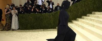 Ким Кардашьян - Канье Уэст - Ким Кардашьян пришла на Met Gala в черной ткани с ног до головы - runews24.ru - Нью-Йорк