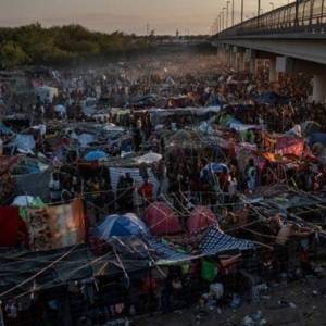 Джо Байден - В Техасе тысячи мигрантов сбились в стихийный лагерь. Видео - reporter-ua.com - США - Техас - USA
