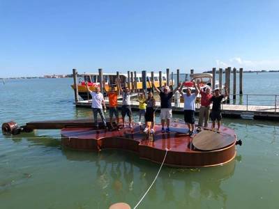 В Венеции спустили на воду лодку в форме скрипки - koronavirus.center - Венеции