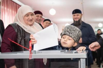 Член ОП Ставрополья объяснила, откуда берутся фото, где дети бросают бюллетени в урну - kavkaz.mk.ru - Россия - Ставрополье