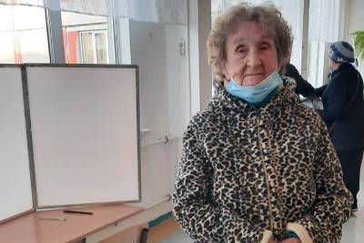 Юрий Кузьмин - Старейший избиратель Петербурга проголосовала в Петродворцовом районе - spb.mk.ru - Украина - Санкт-Петербург