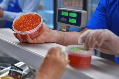 Илья Шестаков - Предсказаны сроки снижения цен на красную икру в России - lenta.ru - Россия