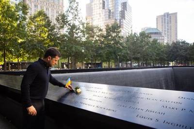 Владимир Зеленский - Дресс-код Зеленского у мемориала 9/11 в Нью-Йорке назвали неприемлемым - lenta.ru - Украина - Нью-Йорк - Нью-Йорк