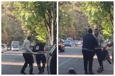Мужчины устроили бои на костылях в центре Одессы, кадры: "Чудесное исцеление - politeka.net - Украина - Одесса