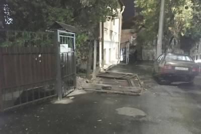 Саратовские прокуроры рисковали: рядом с надзорным ведомством упал забор - saratov.mk.ru - Саратовская обл. - Саратов - район Волжский, Саратов
