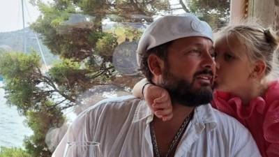 Стас Михайлов - Девятилетняя дочь Стаса Михайлова на дне рождения исполнила неприличный танец - 5-tv.ru
