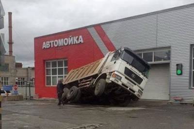 В провалившемся асфальте на улице Писарева в Новосибирске застрял самосвал - runews24.ru - Новосибирск - Новосибирская обл.