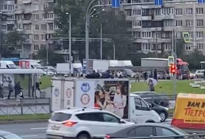Питер Онлайн - На проспекте Славы заметили мужчину, которых ехал на крыше автомобиля - online47.ru - Санкт-Петербург - район Северной