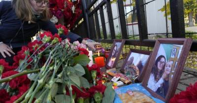 Заплаканные студенты и полицейские в касках. Пермь скорбит по погибшим в университете - rus.delfi.lv - Пермь - Латвия