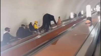 «Человек-паук»: взбирающегося по перилам эскалатора мужчину заметили в московском метро - vm.ru