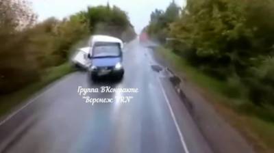 Воронежцы сняли на видео момент столкновения «Газели» с двумя фурами - vestivrn.ru - Воронеж