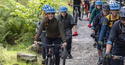Кейт Миддлтон - Кейт Миддлтон прокатилась на горном велосипеде и спустилась со скалы: видео приключений герцогини - focus.ua - Украина - Англия - Ввс