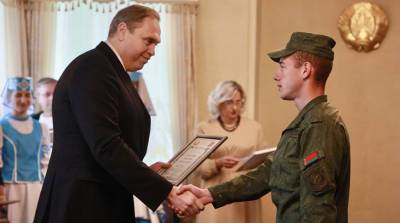 В Свислочи наградили военнослужащих за помощь в разборке ветхих зданий - belta.by - Белоруссия - Минск