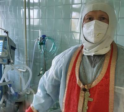 В Коми священник впервые провел причастие в "красной зоне" больной коронавирусом - komiinform.ru - респ. Коми