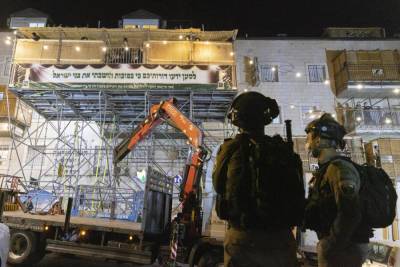 В Меа-Шеарим снесли сукку, висевшую в 12 метрах над шоссе - news.israelinfo.co.il - Иерусалим