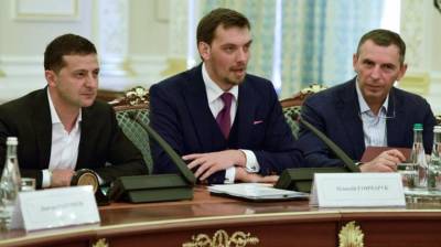 Владимир Зеленский - Петр Порошенко - Сергей Шефир - Автомобиль помощника Зеленского обстреляли на Украине - vm.ru - Украина - Киев - Киевская обл. - с. Лесники, Киевская обл.