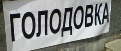 Курьезы. В Мелитополе мужчина объявил голодовку и спит под дверью любимой (фото) - w-n.com.ua - Украина - Мелитополь
