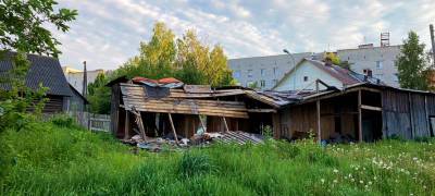 Жильцы дома в Петрозаводске пожаловались, что их дрова увезли как мусор, власти исправят ошибку - stolicaonego.ru - Петрозаводск