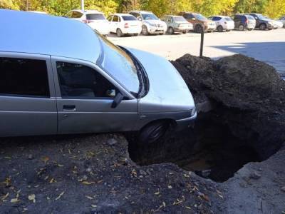 В Миассе автомобиль провалился в яму около станции скорой помощи - nakanune.ru - Россия