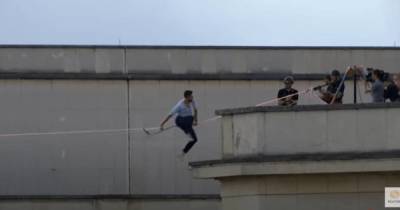 Француз Полен прошел 670 метров по канату над Сеной в Париже (видео) - koronavirus.center - Украина - Париж