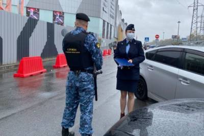 В Хабаровске на парковке торгового центра за долги эвакуировали автомобиль - hab.aif.ru - Хабаровск