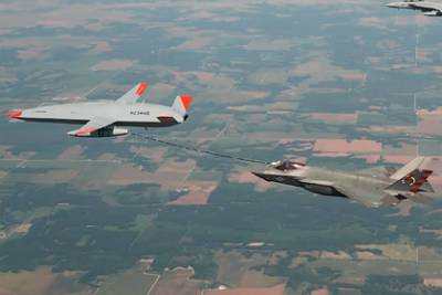 Беспилотник MQ-25 дозаправил истребитель F-35C - lenta.ru - США - шт. Иллинойс
