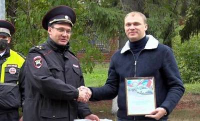 Автоинспекторы поблагодарили тюменца, который задержал сбившего 7-летнего ребенка водителя - news.megatyumen.ru - Тюменская обл.
