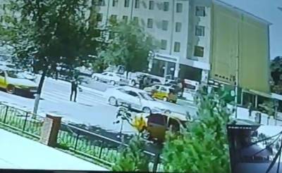 В Карши водитель на скорости сбил человека на пешеходном переходе. Видео - podrobno.uz - Узбекистан - Ташкент