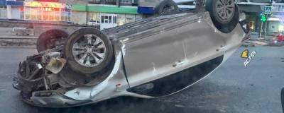 На Вокзальной магистрали в Новосибирске седан наехал на ограждение и перевернулся - runews24.ru - Новосибирск