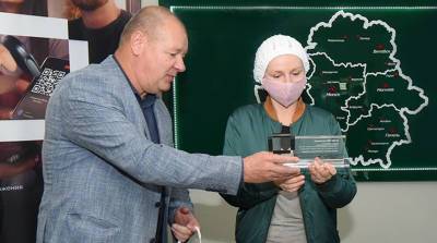 10-миллионный талон по QR через Оплати™ приобрела жительница Барановичей. Ей вручили смартфон - belta.by - Белоруссия