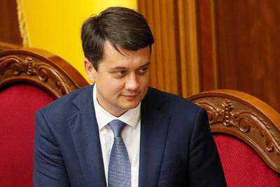 Владимир Зеленский - Дмитрий Разумков - Михаил Подоляк - Спикера Рады обвинили в саботаже инициатив Зеленского - lenta.ru - Украина