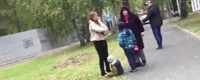 На улице Новосибирска женщина пнула своего трёхлетнего сына на глазах у прохожих - runews24.ru - Новосибирск