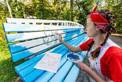 Пабло Пикассо - Российские школьники воссоздали на скамейке знаменитую картину Пикассо - lenta.ru - Краснодарский край - Мурманск