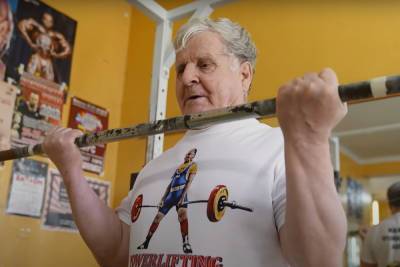81-летний атлет из Тверской области поразил известного жимовика и YouTube-блогера - tver.mk.ru - Япония - Тверская обл.