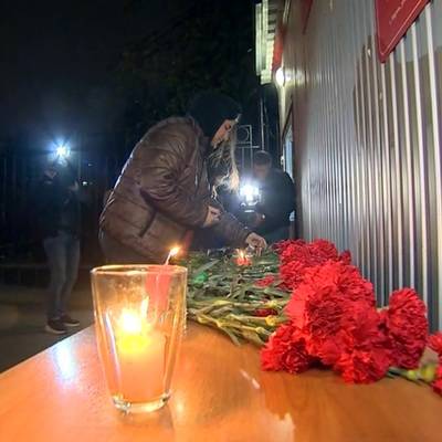Валерий Фальков - К стихийному мемориалу у восточного входа в ПГНИУ второй день несут цветы и свечи - radiomayak.ru - Москва - Пермский край