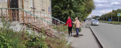 В Новосибирске не уступившая дорогу девушка напала на мать с ребенком - runews24.ru - Новосибирск