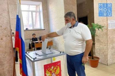 Ректор ДГПУ Нариман Асваров проголосовал на избирательном участке в Махачкале - mirmol.ru - Махачкала - респ. Дагестан