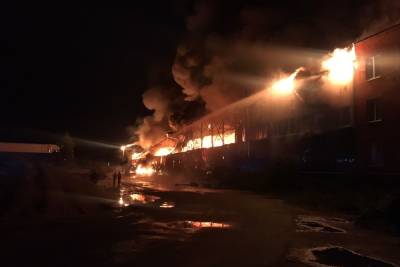 В подмосковной Черноголовке загорелся ангар на площади 2,8 тысяч квадратных метров - mk.ru - Московская обл. - городское поселение Богородский