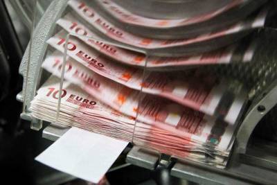 Доллар и евро снижаются на торгах "Московской биржи" - smartmoney.one - Москва - США - Reuters