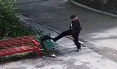 В Тюмени дворник обиделся на увольнение и разломал железную урну - nashgorod.ru - Тюмень