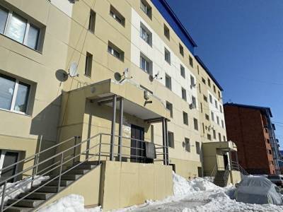 Суд оштрафовал сотрудницу УК, виновную в падении снега на голову школьника в Губкинском - znak.com - Россия - окр. Янао