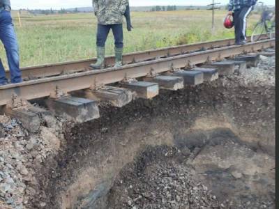 ЧП на железной дороге, детали и фото с места: "под путями провал грунта" - politeka.net - Украина - Черновицкая обл. - Тернополь - Черновцы