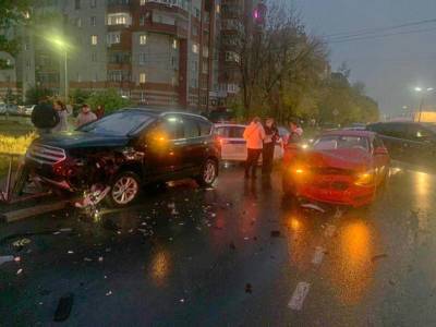Ford Kuga - В столкновении BMW и Ford Kuga на Зубковой пострадала 38-летняя рязанка - 7info.ru - Рязань