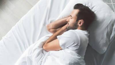 В холод с открытой форточкой? Врачи назвали идеальную температуру для сна - mir24.tv - Россия