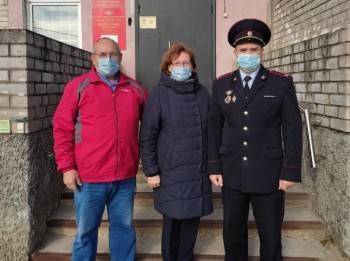 Полицейский из Верховажья вывел из леса заблудившуюся женщину и помог встретиться с мужем - vologda-poisk.ru