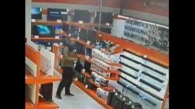 Павел Кузнецов - В пензенском магазине попал на видео парень, спрятавший товар в пакет - penzainform.ru - Пенза