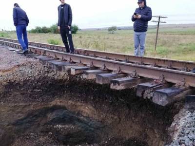 В Черновицкой области снова просел грунт под железнодорожными путями. Поезда будут курсировать с задержками - gordonua.com - Украина - Киев - Черновицкая обл. - Тернополь - Черновцы